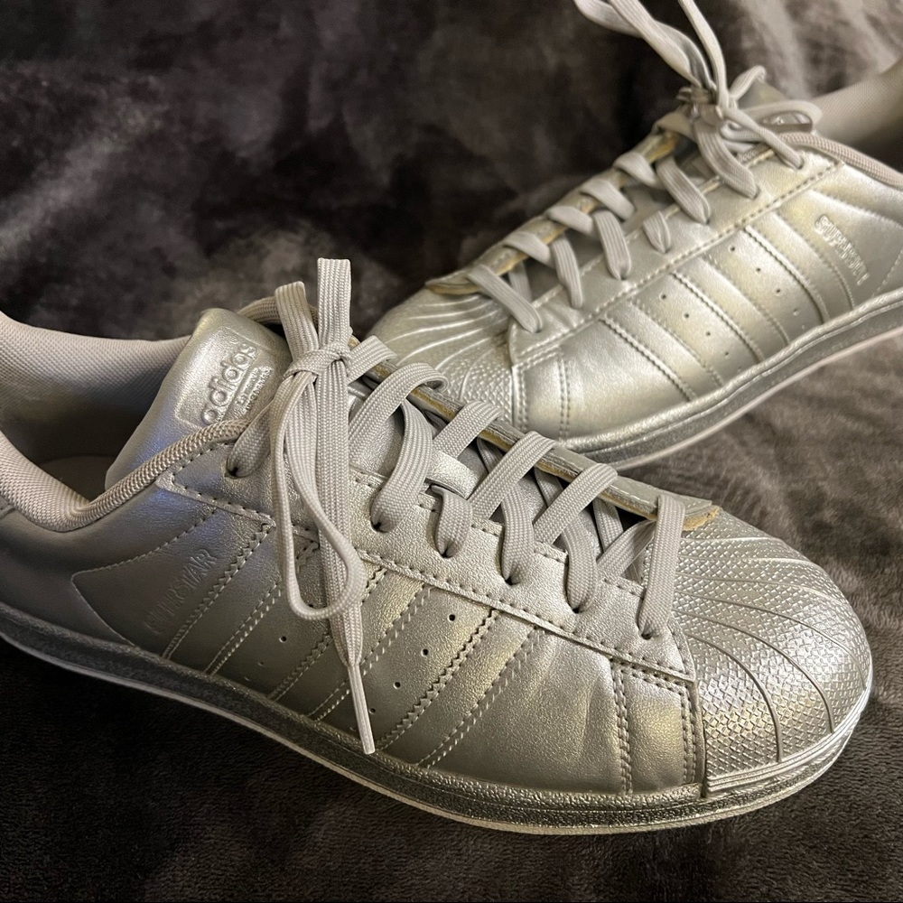 ADIDAS Superstar Shell Toe - Size 9 - Silver